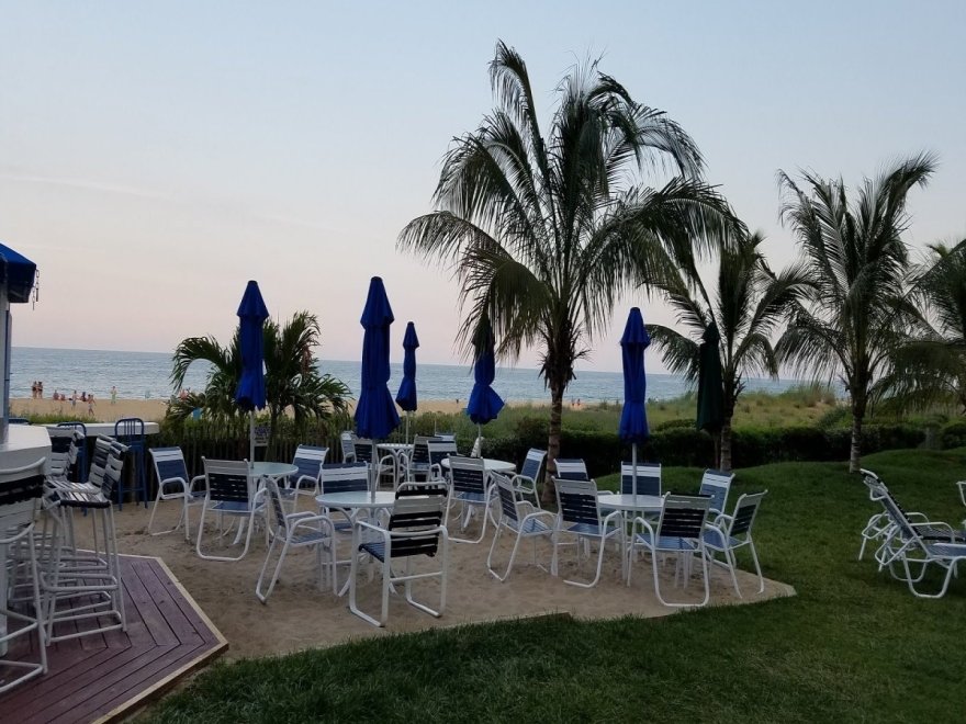 Schooner's Oceanfront Bar & Lounge