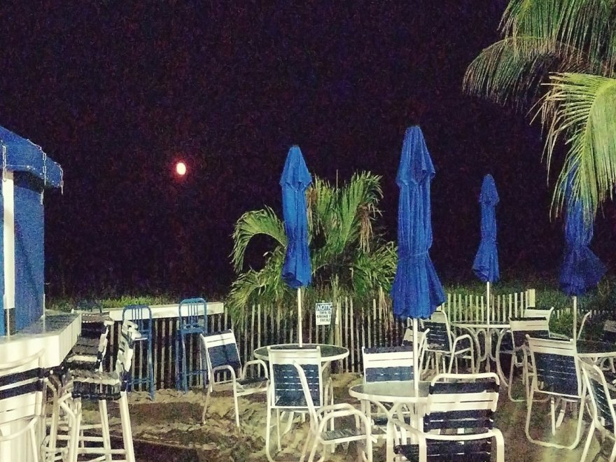 Schooner's Oceanfront Bar & Lounge