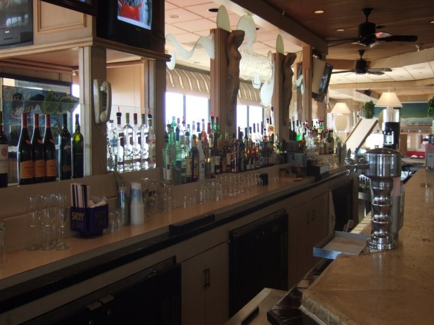 Schooner's Oceanfront Bar & Lounge